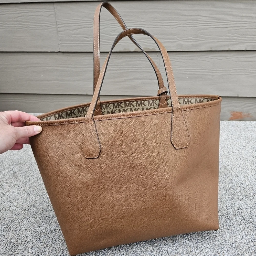 Michael Kors Signature Reversible Tote Handbag Purse & Wristlet Monogram / Brown